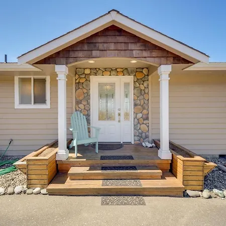 Stunning Home In Coupeville With Deck And Beach Access